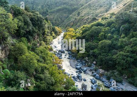 Schlucht Gole dell'Alcantara am Fluss Alcantara, Sizilien, Italien, Europa | Gole dell'Alcantara Schluchten auf dem Fluss Alcantara, Sizilien, Italien, Stockfoto
