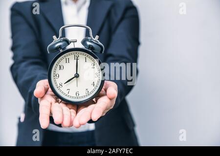 Ein Mal Konzept geben. Uhrzeit in der Menschen Hand mit Platz für Text. Stockfoto