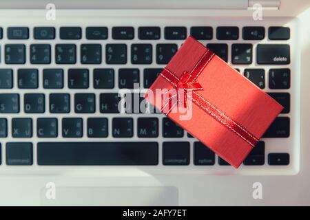 Geschenk Box der kleine kostbare auf Laptop Tastatur für Neujahr oder schwarzer Freitag online shopping Konzept. Stockfoto