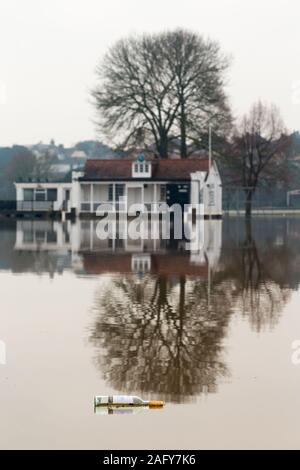 Worcester, Worcestershire, Großbritannien. 17 Dez, 2019. Eine leere Flasche Wein schwimmt in den überschwemmten Könige Schule Sportplatz, Worcester, wie Überschwemmung Wasser aus dem Haus durchflutet. Die Gegend. Credit: Peter Lopeman/Alamy leben Nachrichten Stockfoto