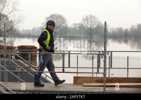 Worcester, Worcestershire, Großbritannien. 17 Dez, 2019. Worcester County Cricket Ground Überschwemmungen mit Wasser aus dem Haus und ist unter mehreren Füße von Wasser zum fünften Mal in 2019. Handwerker legen temporäre Spaziergang Boards den Zugang zu den Gebäuden des den Boden zu erleichtern. Credit: Peter Lopeman/Alamy leben Nachrichten Stockfoto