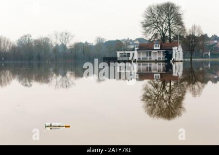 Worcester, Worcestershire, Großbritannien. 17 Dez, 2019. Eine leere Flasche Wein schwimmt in den überschwemmten Könige Schule Sportplatz, Worcester, wie Überschwemmung Wasser aus dem Haus durchflutet. Die Gegend. Credit: Peter Lopeman/Alamy leben Nachrichten Stockfoto