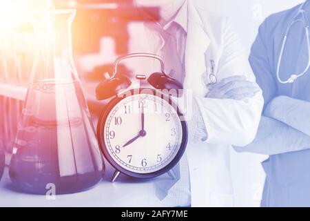 Medizinische Zeiten Gesundheit Krankenhaus mit Arzt und Uhr Bild. Stockfoto