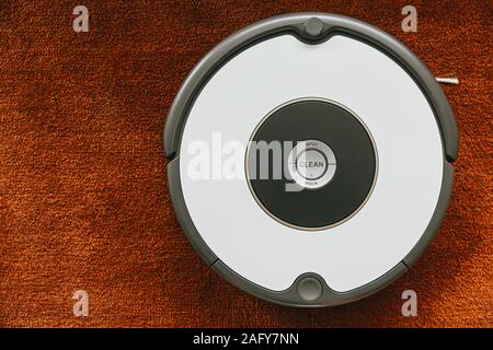 Roboter Staubsauger auf dem Boden arbeiten Reinigung auf dem Teppich. Stockfoto