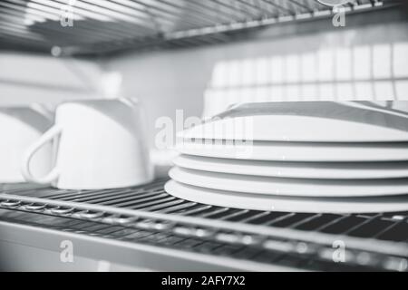 Keramische Platten Utensil und Schale Reinigung in sauberen, trockenen Ort oder Geschirrspüler, die für gute Küche sanitäre Einrichtungen. Stockfoto