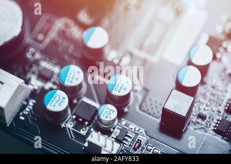 Solide Kondensator auf der Leiterplatte auf dem Motherboard. Stockfoto