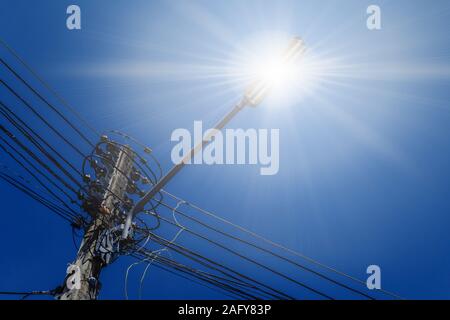 Street Lamp Post hell auf dunklem Nachthimmel. Stockfoto