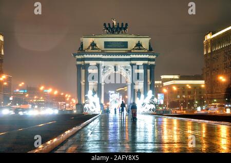 Triumphbogen auf Kutuzov Avenue in Moskau. Blur, Blendung, Pasteurisation Stockfoto