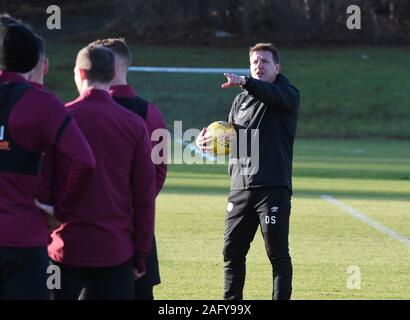 Oriam Sport Performance Center, Riccarton, Edinburgh, Schottland, Großbritannien. 17 Dez, 2019. Herzen Manager Daniel Stendel Training vor der Bundesliga vs Celtic. Quelle: Eric mccowat/Alamy leben Nachrichten Stockfoto