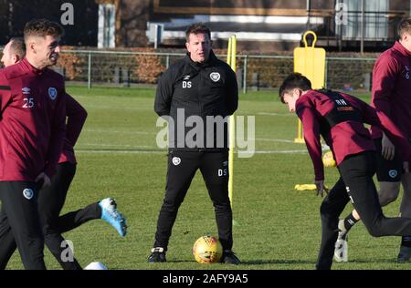 Oriam Sport Performance Center, Riccarton, Edinburgh, Schottland, Großbritannien. 17 Dez, 2019. Herzen Manager Daniel Stendel Training vor der Bundesliga vs Celtic. Quelle: Eric mccowat/Alamy leben Nachrichten Stockfoto