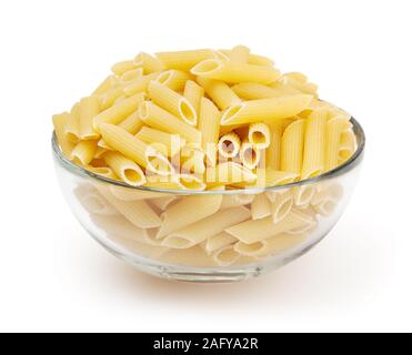 Penne Pasta auf weißem Hintergrund mit Freistellungspfad isoliert Stockfoto