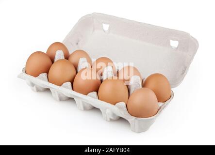 Eier in Paket auf weißem Hintergrund mit Freistellungspfad isoliert Stockfoto