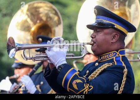 Quezon, Philippinen. 17 Dez, 2019. Mitglieder der Streitkräfte der Philippinen (AFP) Marching Band während der Feier des 84. Jahrestages der AFP-inside Lager Aguinaldo in Quezon City, Philippinen, Dez. 17, 2019. Credit: rouelle Umali/Xinhua/Alamy leben Nachrichten Stockfoto