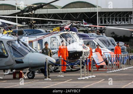 Quezon, Philippinen. 17 Dez, 2019. Soldaten der Streitkräfte der Philippinen (AFP) stehen in der Aufmerksamkeit mit neu erworbenen militärische Hubschrauber während der Feier des 84. Jahrestages der AFP-inside Lager Aguinaldo in Quezon City, Philippinen, Dez. 17, 2019. Credit: rouelle Umali/Xinhua/Alamy leben Nachrichten Stockfoto