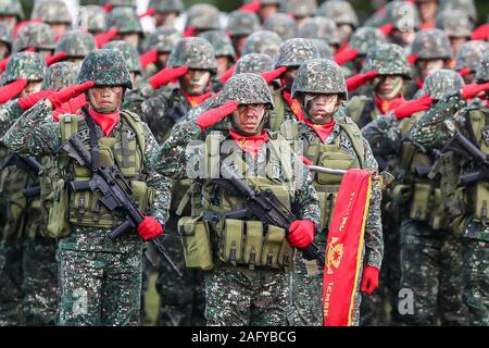 Quezon, Philippinen. 17 Dez, 2019. Soldaten der Streitkräfte der Philippinen (AFP) stand in Aufmerksamkeit während der Feier des 84. Jahrestages der AFP-inside Lager Aguinaldo in Quezon City, Philippinen, Dez. 17, 2019. Credit: rouelle Umali/Xinhua/Alamy leben Nachrichten Stockfoto