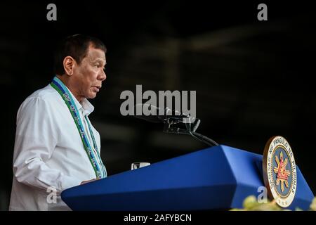 Quezon, Philippinen. 17 Dez, 2019. Philippinischer Präsident Rodrigo Duterte spricht während der Feier des 84. Jahrestages der Streitkräfte der Philippinen (AFP) im Lager Aguinaldo in Quezon City, Philippinen, Dez. 17, 2019. Credit: rouelle Umali/Xinhua/Alamy leben Nachrichten Stockfoto