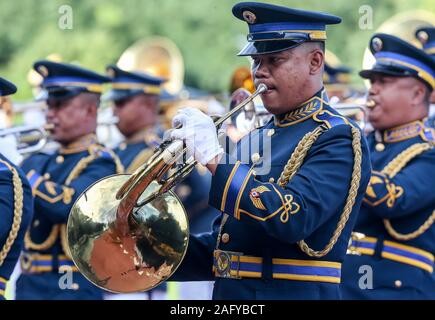 Quezon, Philippinen. 17 Dez, 2019. Mitglieder der Streitkräfte der Philippinen (AFP) Marching Band während der Feier des 84. Jahrestages der AFP-inside Lager Aguinaldo in Quezon City, Philippinen, Dez. 17, 2019. Credit: rouelle Umali/Xinhua/Alamy leben Nachrichten Stockfoto