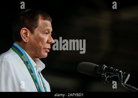 Quezon, Philippinen. 17 Dez, 2019. Philippinischer Präsident Rodrigo Duterte spricht während der Feier des 84. Jahrestages der Streitkräfte der Philippinen (AFP) im Lager Aguinaldo in Quezon City, Philippinen, Dez. 17, 2019. Credit: rouelle Umali/Xinhua/Alamy leben Nachrichten Stockfoto