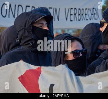 Braunschweig, Deutschland, 30. November, 2019: Der schwarze Block, maskierten demenstrants am Rande einer Demonstration gegen die AFD Stockfoto