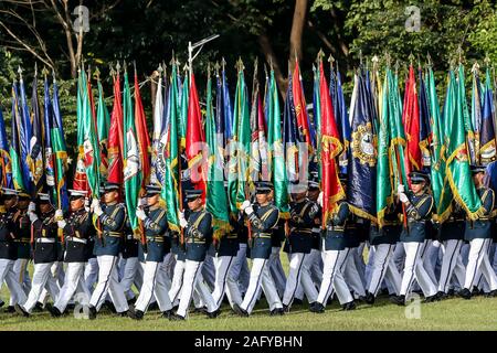 Quezon, Philippinen. 17 Dez, 2019. Soldaten der Streitkräfte der Philippinen (AFP) März während der Feier des 84. Jahrestages der AFP-inside Lager Aguinaldo in Quezon City, Philippinen, Dez. 17, 2019. Credit: rouelle Umali/Xinhua/Alamy leben Nachrichten Stockfoto