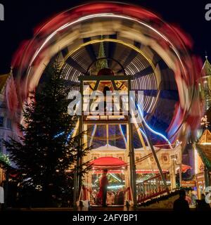 Braunschweig, Deutschland, Dezember 8., 2019: Ferris Wheel in motion, Nacht, schoß auf dem Braunschweiger Weihnachtsmarkt, vorsätzliche Bewegungsunschärfe Stockfoto