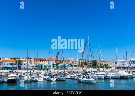 Yachten in der Bom Sucesso Dock mit Skyline im Hintergrund. Stockfoto