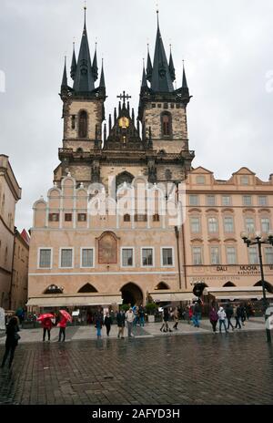 Die Türme der Kirche Mutter Gottes Tyn, bevor auf dem Altstädter Ring in Prag in der Tschechischen Republik Europa Stockfoto