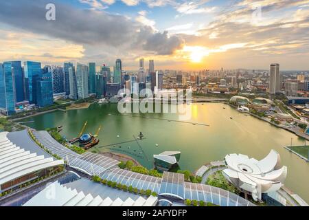 Luftaufnahme von bewölkter Sonnenuntergang an der Marina Bay in Singapur Skyline der Stadt. Stockfoto