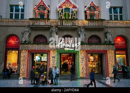 Weihnachtsbeleuchtung auf der Vorderseite des Hamleys Toy Shop Prag Tschechische Republik Europa Stockfoto