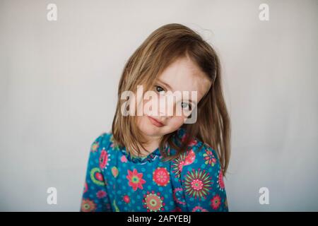 Portrait von fünf Jahre altes Mädchen gegen den weißen Hintergrund Stockfoto