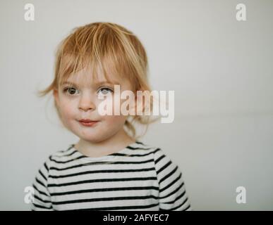 Portrait von Kleinkind vor weißem Hintergrund Stockfoto