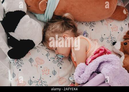 Schlafende Kleinkinder mit ihren blauen Binky Stockfoto