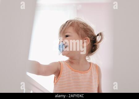 Glückliches Kind wacht aus einem nap Stockfoto