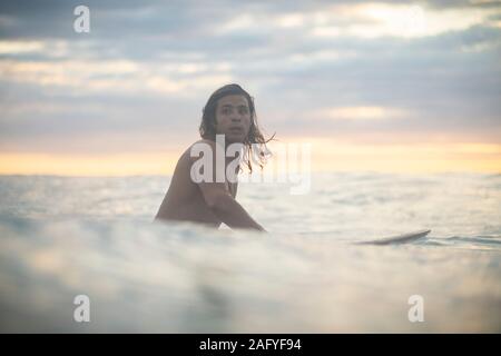 Surfen im Sonnenaufgang in Costa Rica Stockfoto