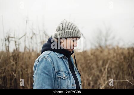 Porträt einer 40 Jahre alten Frau in einen Hut im Freien Stockfoto