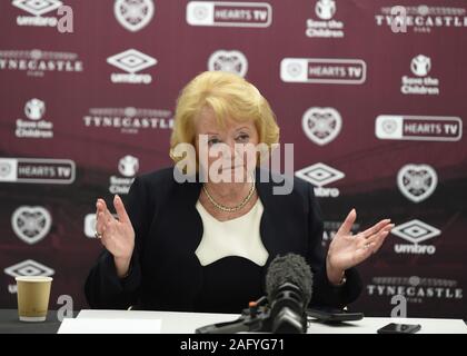 Edinburgh, Schottland, Großbritannien. 17 Dez, 2019. Park Tynecastle. Edinburgh Schottland. DE.17 Dez 19. Herzen Eigentümer Ann Budge kommt für Medien Konferenz, post-Hauptversammlung im Stadion. Quelle: Eric mccowat/Alamy leben Nachrichten Stockfoto