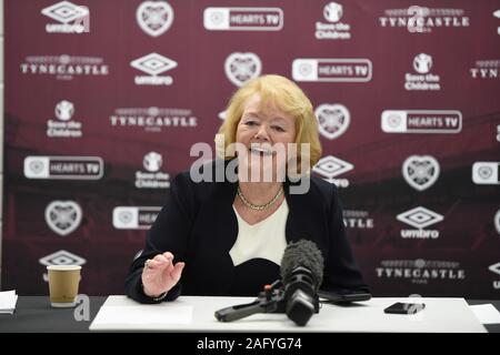 Edinburgh, Schottland, Großbritannien. 17 Dez, 2019. Park Tynecastle. Edinburgh Schottland. DE.17 Dez 19. Herzen Eigentümer Ann Budge kommt für Medien Konferenz, post-Hauptversammlung im Stadion. Quelle: Eric mccowat/Alamy leben Nachrichten Stockfoto