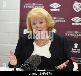 Edinburgh, Schottland, Großbritannien. 17 Dez, 2019. Park Tynecastle. Edinburgh Schottland. DE.17 Dez 19. Herzen Eigentümer Ann Budge kommt für Medien Konferenz, post-Hauptversammlung im Stadion. Quelle: Eric mccowat/Alamy leben Nachrichten Stockfoto