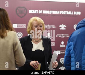 Edinburgh, Schottland, Großbritannien. 17 Dez, 2019. Park Tynecastle. Edinburgh Schottland. DE.17 Dez 19. Herzen Eigentümer Ann Budge kommt für Medien Konferenz, post-Hauptversammlung im Stadion. Quelle: Eric mccowat/Alamy leben Nachrichten Stockfoto