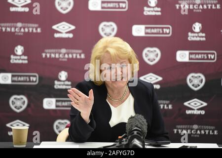 Edinburgh, Schottland, Großbritannien. 17 Dez, 2019. Park Tynecastle. Edinburgh Schottland. DE.17 Dez 19. Herzen Eigentümer Ann Budge kommt für Medien Konferenz, post-Hauptversammlung im Stadion. Quelle: Eric mccowat/Alamy leben Nachrichten Stockfoto