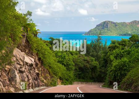 Der Weg durch die Insel mit einem Blick auf den Ozean Stockfoto