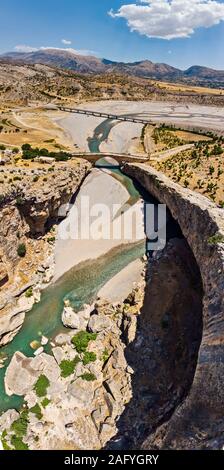 Luftaufnahme des Severan Brücke, Cendere Koprusu ist eine späte römische Brücke, in der Nähe von Nemrut Dagi, Türkei. Fahrbahn durch die antiken Säulen flankiert Stockfoto