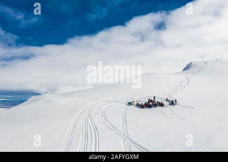 Wissenschaftler, die auf Rotarfellshnukur Bergspitze, Eiskappe des Vatnajökull, Island. Stockfoto