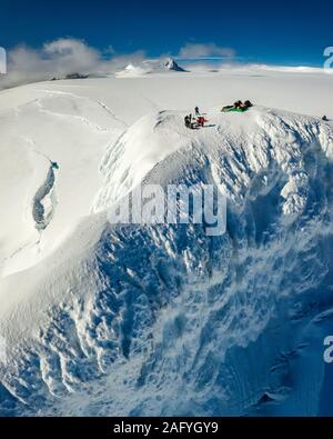 Wissenschaftler, die auf Rotarfellshnukur Bergspitze, Eiskappe des Vatnajökull, Island. Stockfoto