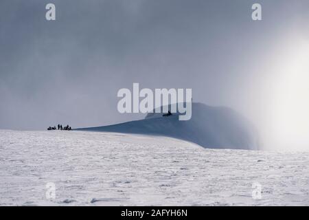 Wissenschaftler, die auf Rotarfellshnukur Bergspitze, Eiskappe des Vatnajökull, Island. Stockfoto