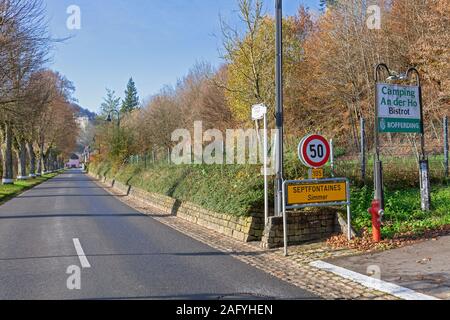 Europa, Luxemburg, Septfontaines, Hauptstraße in Dorf mit Zeichen und Eingang zum Camping-an-der-Hô Stockfoto