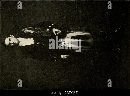 . Renaissance der Clan Maclean. Umfasst auch eine Geschichte der Dubhaird Caisteal und der Großen Versammlung am 24. August 1912. Zusammen mit einem Anhang, mit Briefen von Gen'l Allan Maclean, Erzählung eines amerikanischen Partei, eine MacLean Bibliographie. [Mit Platten, einschließlich Portraits.]. d auch berecognized, die von großen dewar von Balemartin, Tiree, der erste Mann von Mull, der jemals in die Insel besiedelt. Er von Mull aufgrund seiner in Verbindung mit Informationen, die von theMacLean Lochbuy, die an den Chief schädigenden war Floh stammt. Hisname war John MacLean, sondern wurde als Dewar (Diurach). Heand h Stockfoto