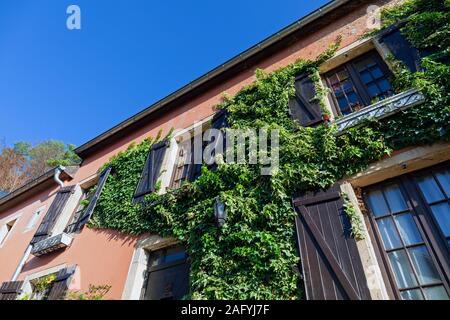 Europa, Luxemburg, Septfontaines, Op de Petzen, Efeu beschichtete Fassade der Familie zu Hause mit Fensterläden Stockfoto