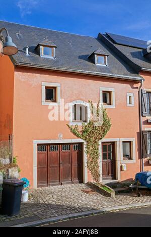 Europa, Luxemburg, Septfontaines, Op de Petzen, Efeu beschichtete Fassade der Familie zu Hause Stockfoto