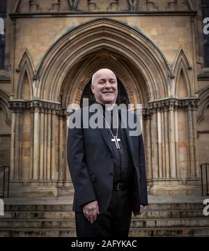 Der neue Erzbischof von York Stephen Cottrell bei einem Fotoshooting an der York Minster. Stockfoto